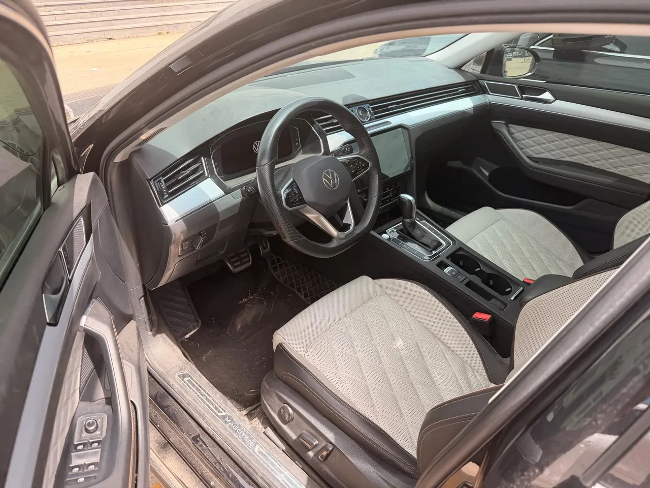 Volkswagen 2023 Magotan 2.0TSI 330TSI 2 million Commemorative Luxury Automatic Gear 4
