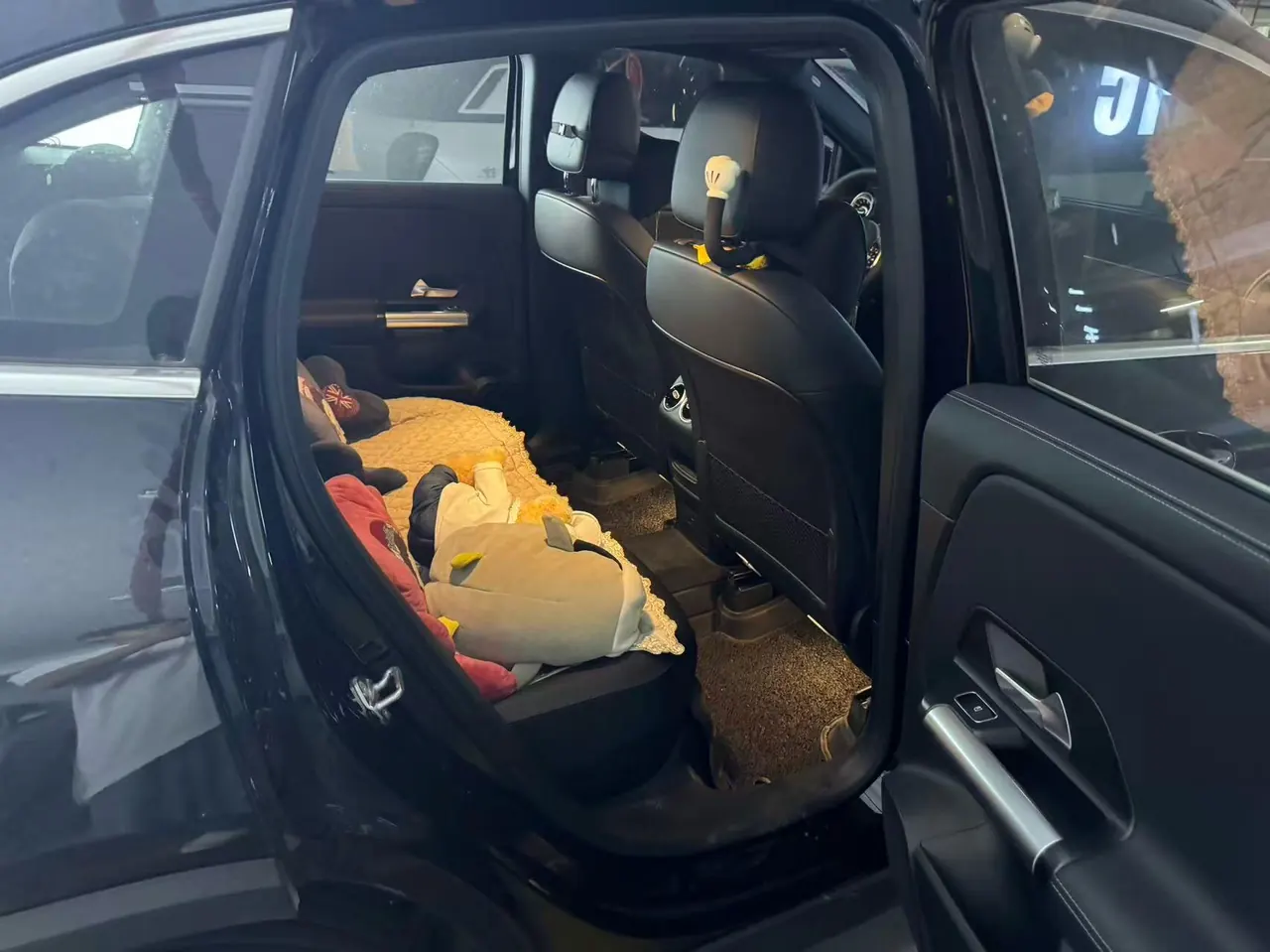 Mercedes Benz 2023 GLA 220 2.0T automatic gear 4