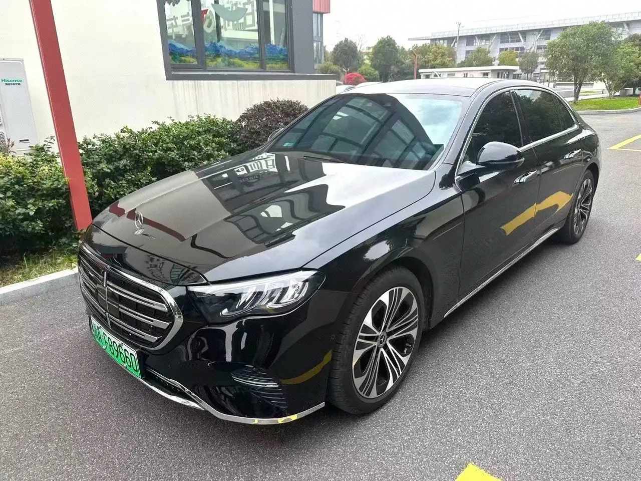 打开图片灯箱:Mercedes Benz E-Class New Energy 2024 E 350 e L 2.0T Sports Automatic
