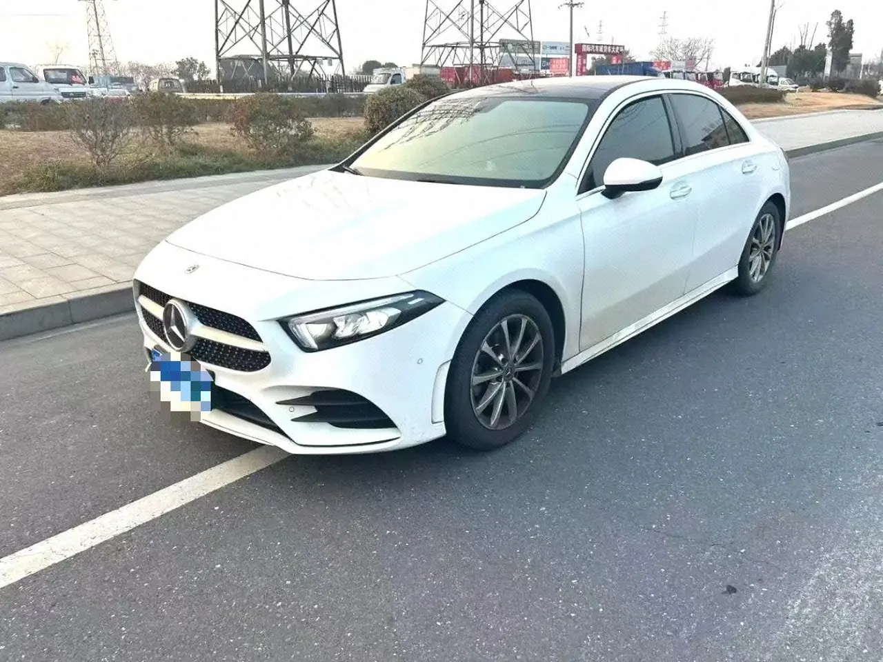 打开图片灯箱：Mercedes Benz Class A 2021 A 200 L 1.3T Dynamic Automatic