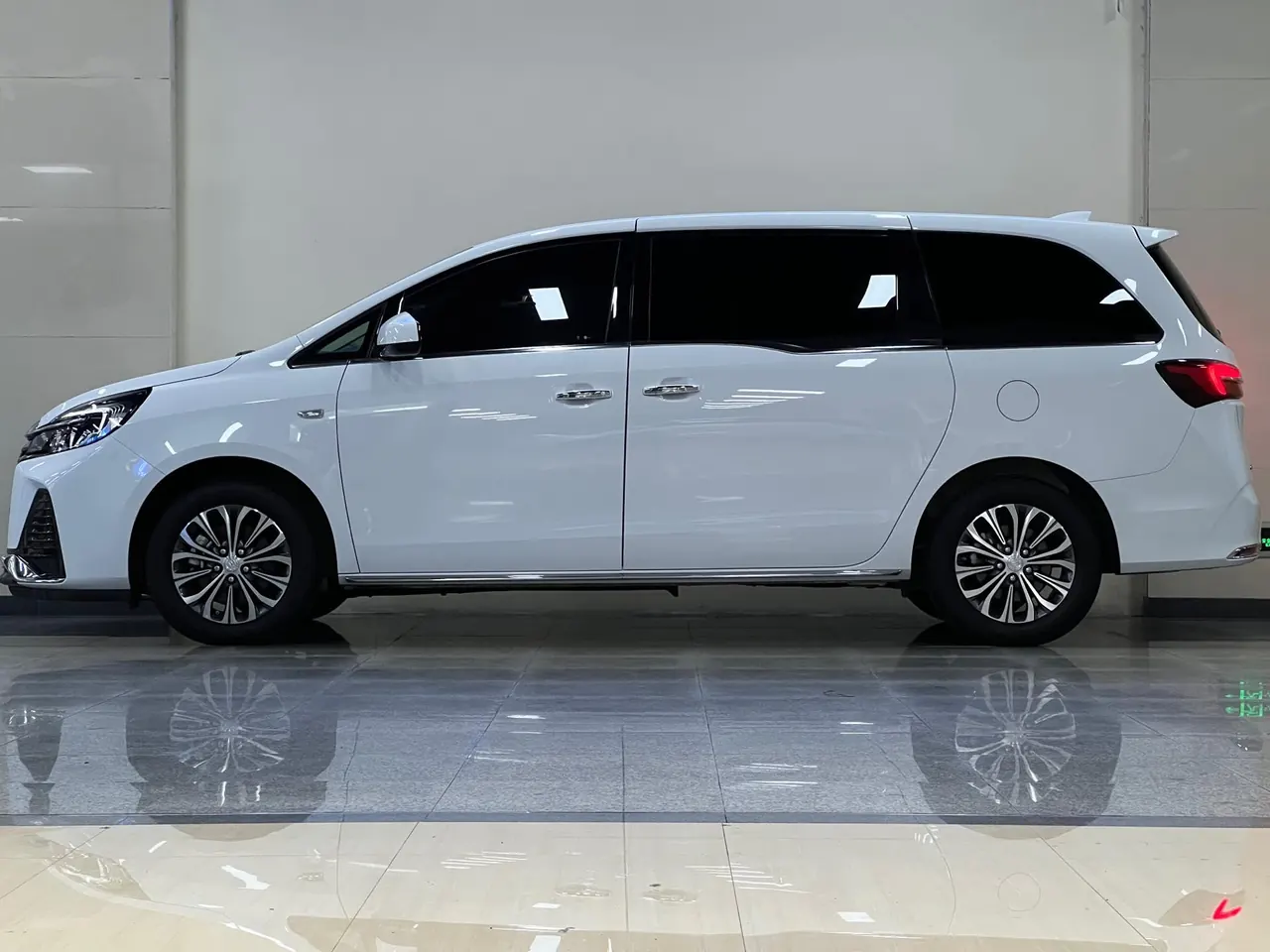Buick 2023 GL8 Land Business Class 48V 2.0T 652T Luxury Automatic Gear 4