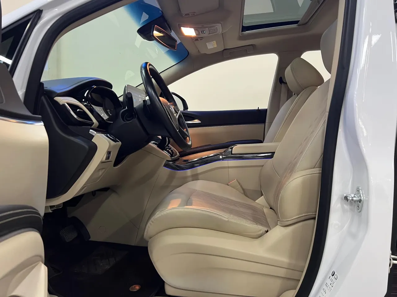 Buick 2023 GL8 Land Business Class 48V 2.0T 652T Luxury Automatic Gear 7