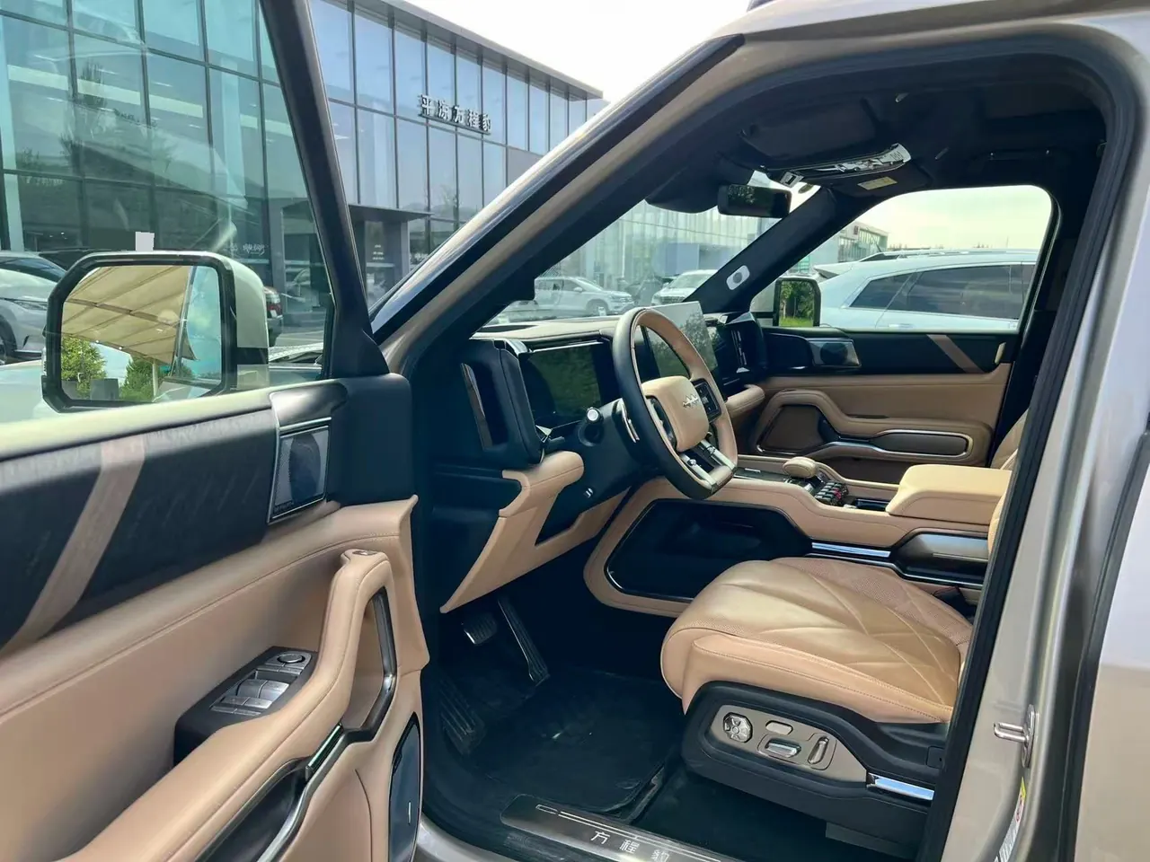 FangChengBao 2025 Leopard 8 2.0T Stepless Zhiyong Flagship Edition 7-seat Automatic Gear 2