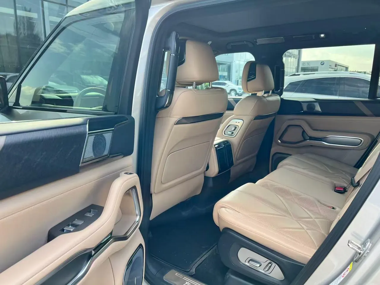 FangChengBao 2025 Leopard 8 2.0T Stepless Zhiyong Flagship Edition 7-seat Automatic Gear 3