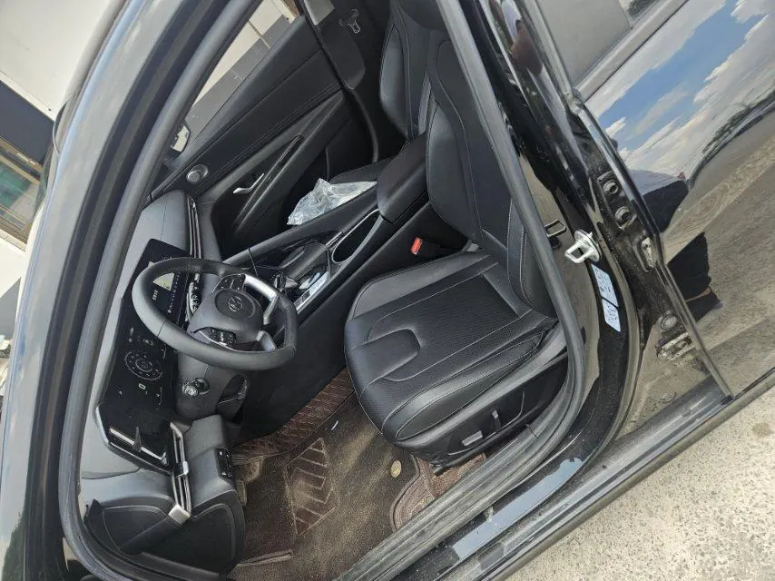 Hyundai 2021 Elantra -3-compartment 1.5 stepless LUX premium automatic gear 7