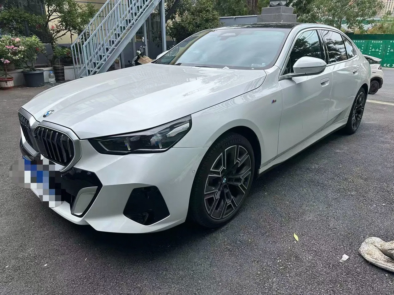 打开图片灯箱:BMW 5 series 2025 530Li 48V 2.0T exclusive m sports suit automatic gear