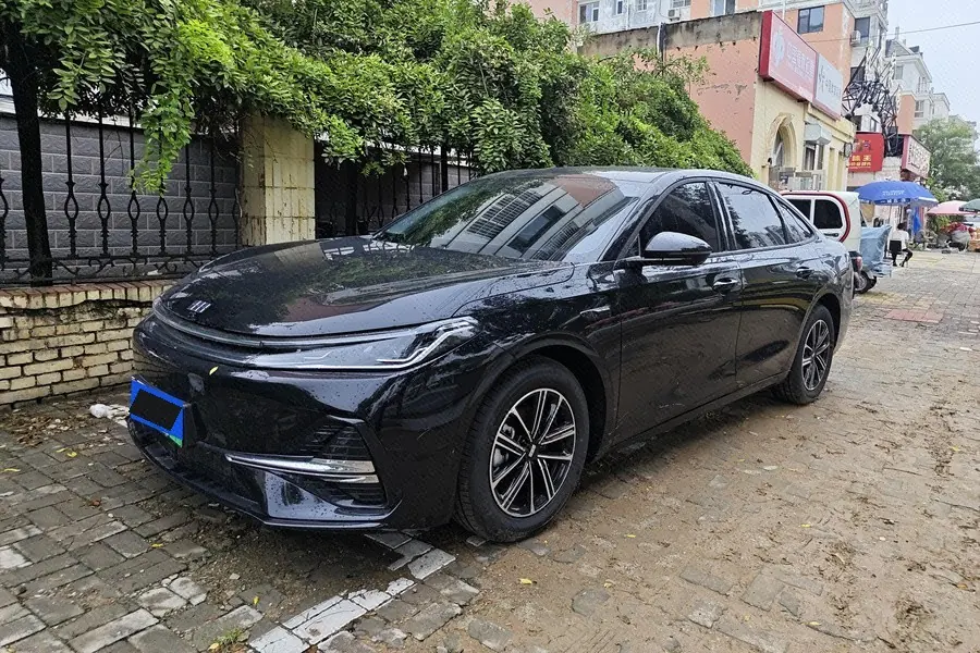 Geely Galaxy 2025 A7 EM-i 1.5 70km sailing version of automatic gear - View 1