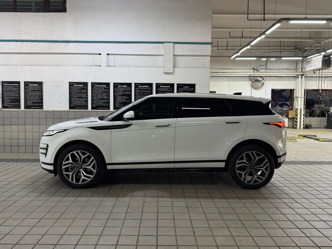 Land Rover 2023 Range Rover Aurora L 48V 2.0T 249PS Deluxe Automatic Gear 4