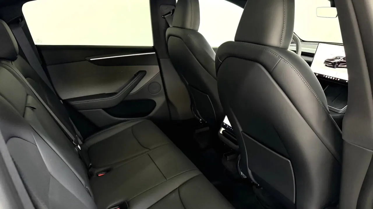 Tesla 2026 Model Y Rear-Wheel-Drive Automatic 5