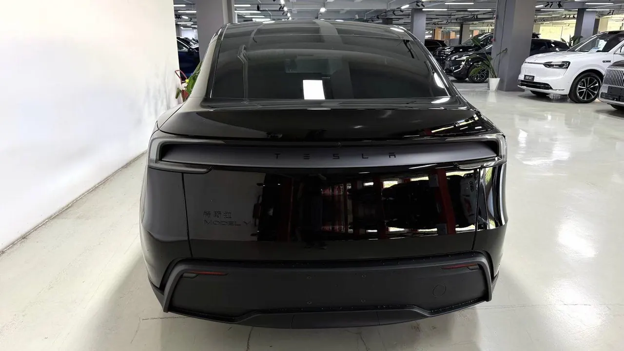 Tesla 2026 Model Y Rear-Wheel-Drive Automatic 6