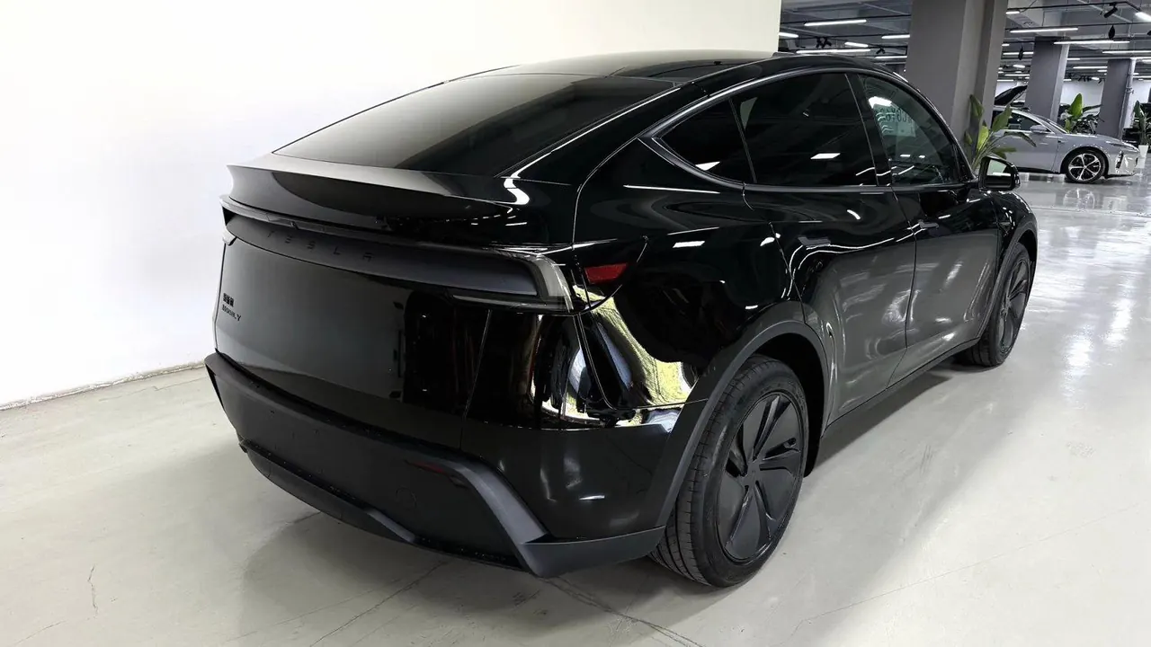 Tesla 2026 Model Y Rear-Wheel-Drive Automatic 7