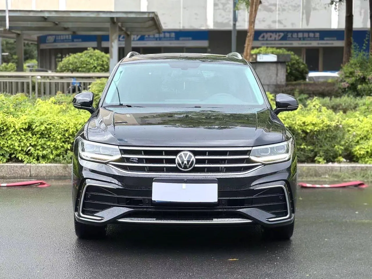 Volkswagen 2022 Tiguan L R-Line 2.0TSI 330TSI Two-Drive R-Line Overdrive Automatic Gear 2