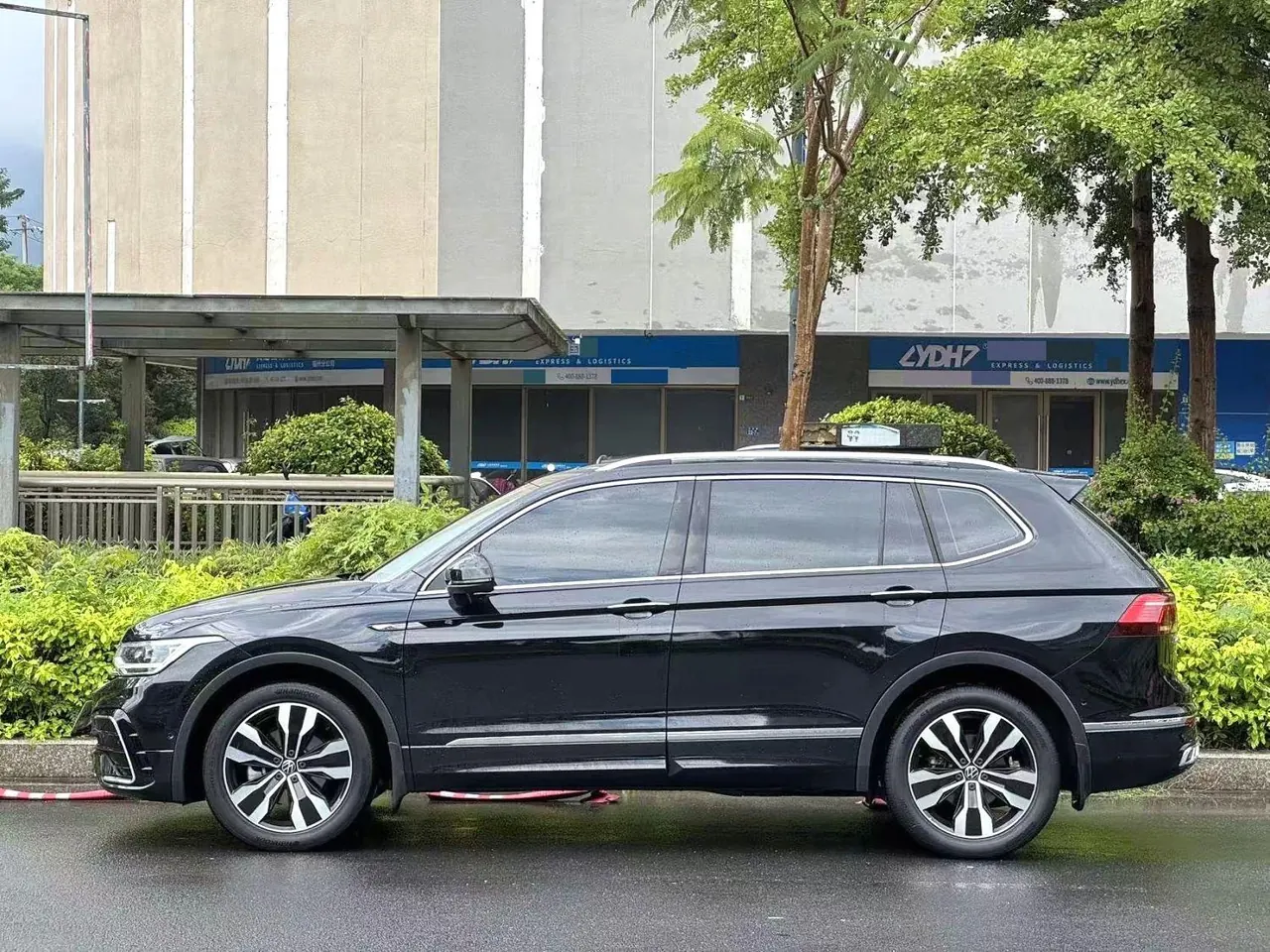 Volkswagen 2022 Tiguan L R-Line 2.0TSI 330TSI Two-Drive R-Line Overdrive Automatic Gear 3