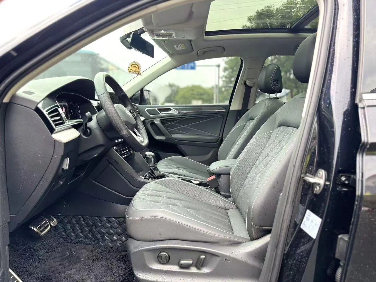 Volkswagen 2022 Tiguan L R-Line 2.0TSI 330TSI Two-Drive R-Line Overdrive Automatic Gear 4