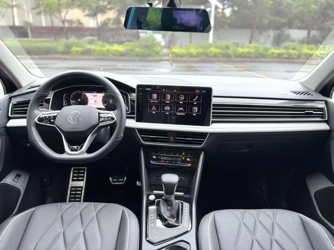 Volkswagen 2022 Tiguan L R-Line 2.0TSI 330TSI Two-Drive R-Line Overdrive Automatic Gear 5