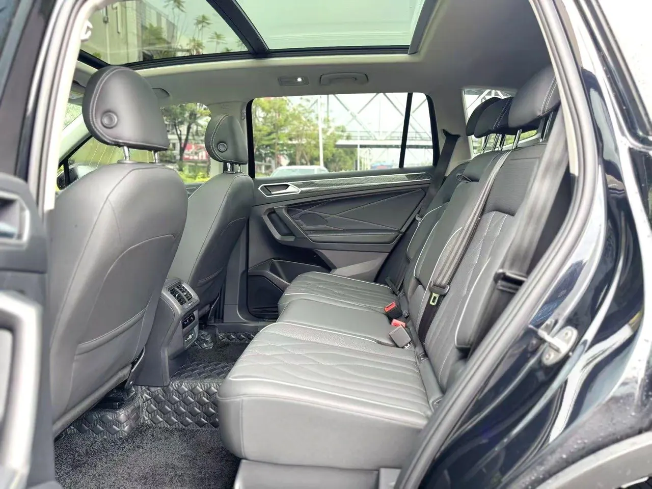 Volkswagen 2022 Tiguan L R-Line 2.0TSI 330TSI Two-Drive R-Line Overdrive Automatic Gear 7