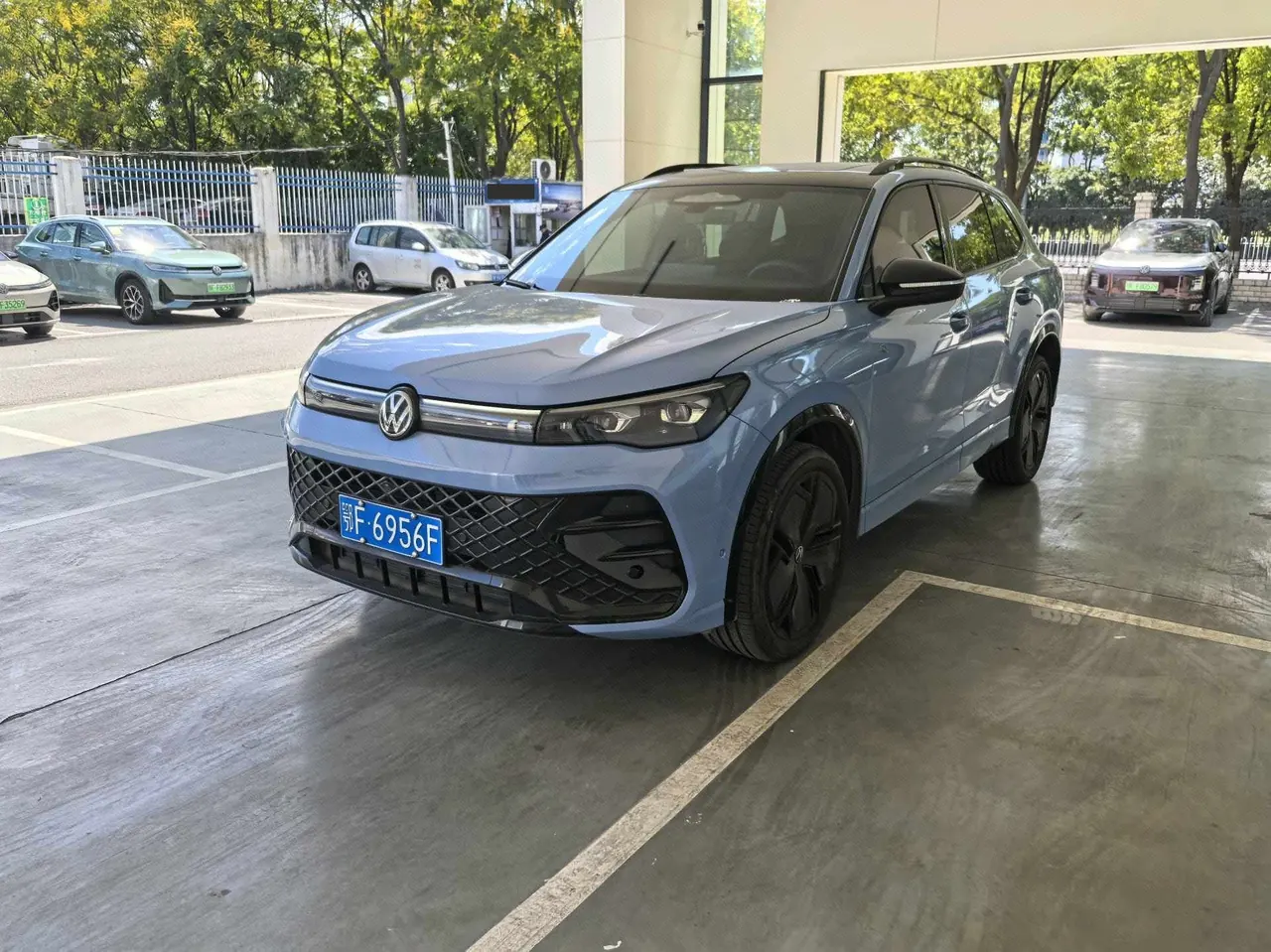 Open image lightbox: Volkswagen 2024 Tiguan L PRO 2.0TSI 380TSI Four-wheel Drive R-Line Smart Edition Automatic Gear