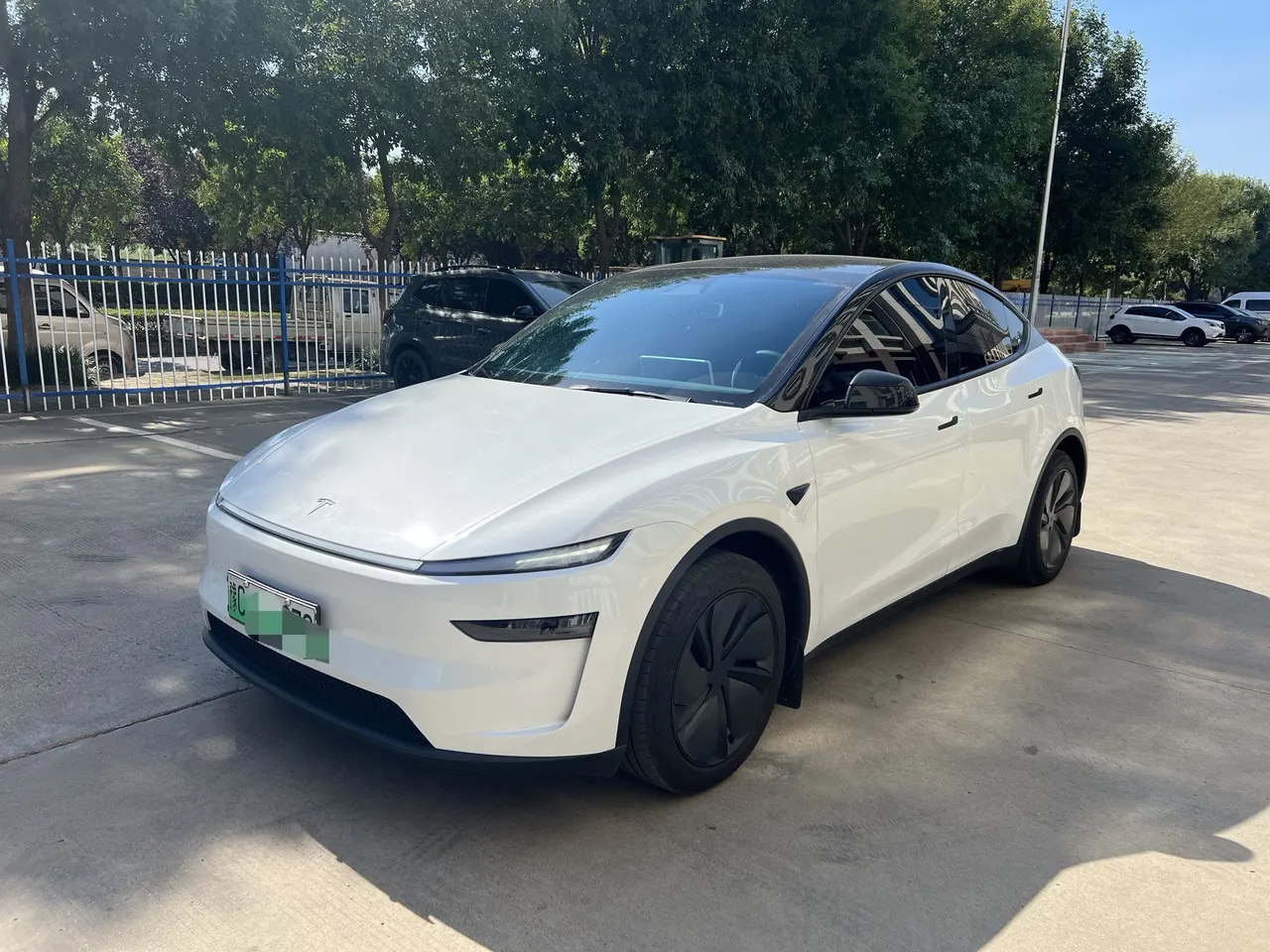 打开图片灯箱：Tesla 2026 Model Y Rear-Wheel-Drive Automatic