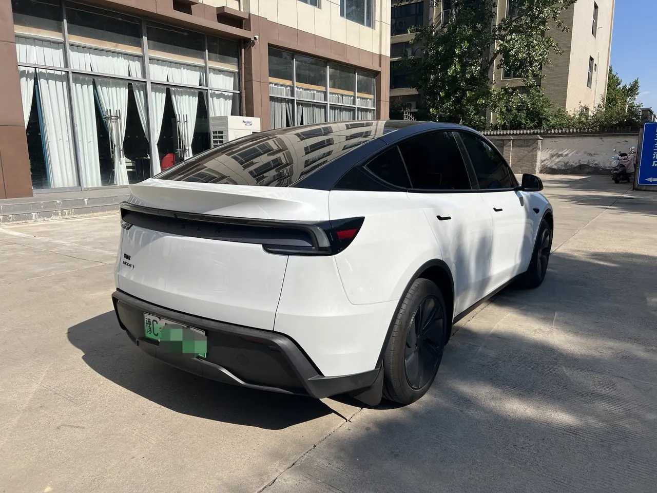 Tesla 2026 Model Y Rear-Wheel-Drive Automatic 5