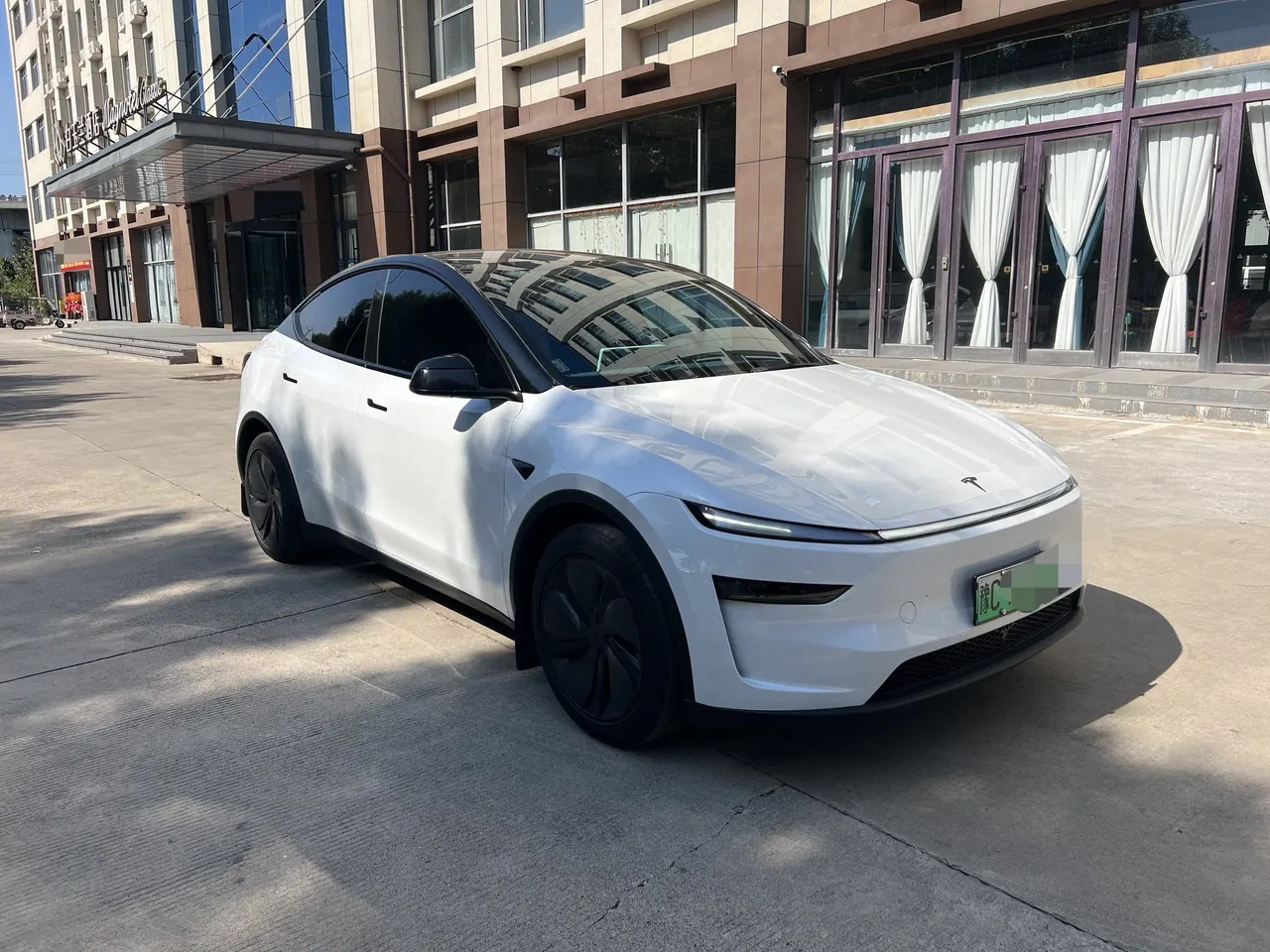 Tesla 2026 Model Y Rear-Wheel-Drive Automatic 6