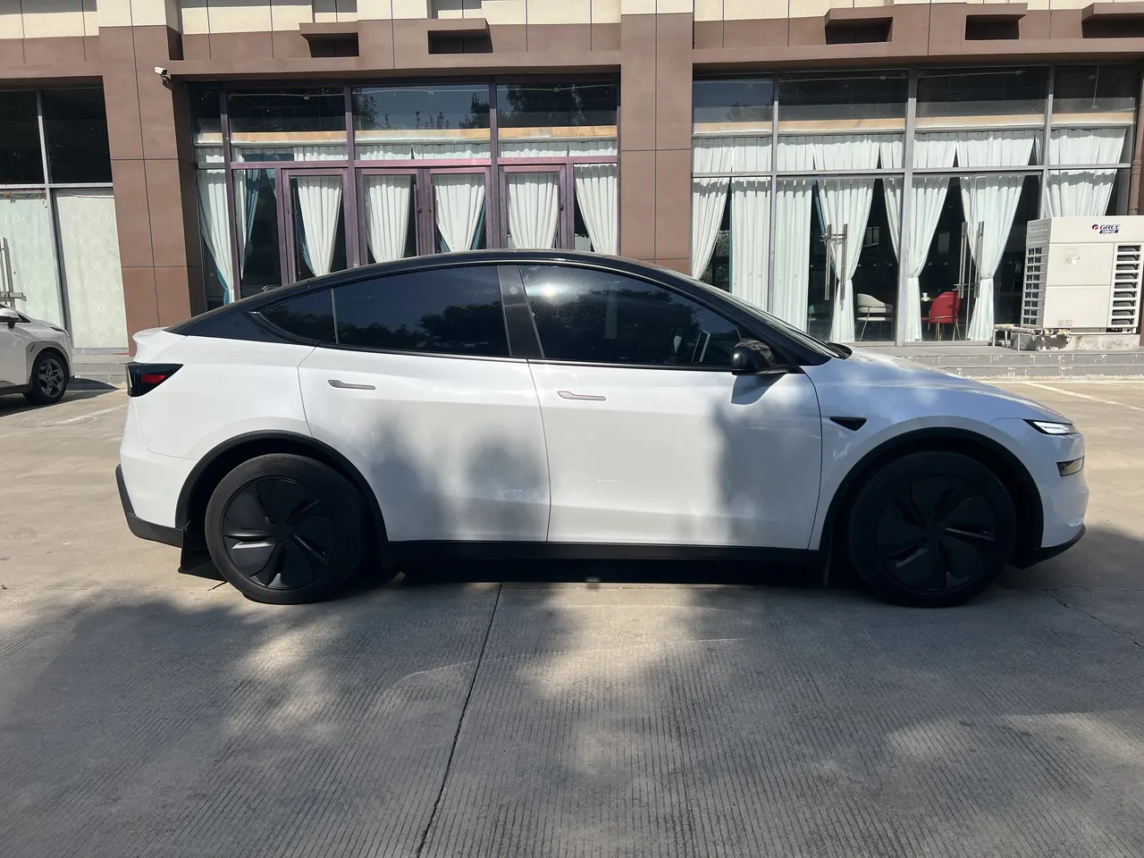 Tesla 2026 Model Y Rear-Wheel-Drive Automatic 8