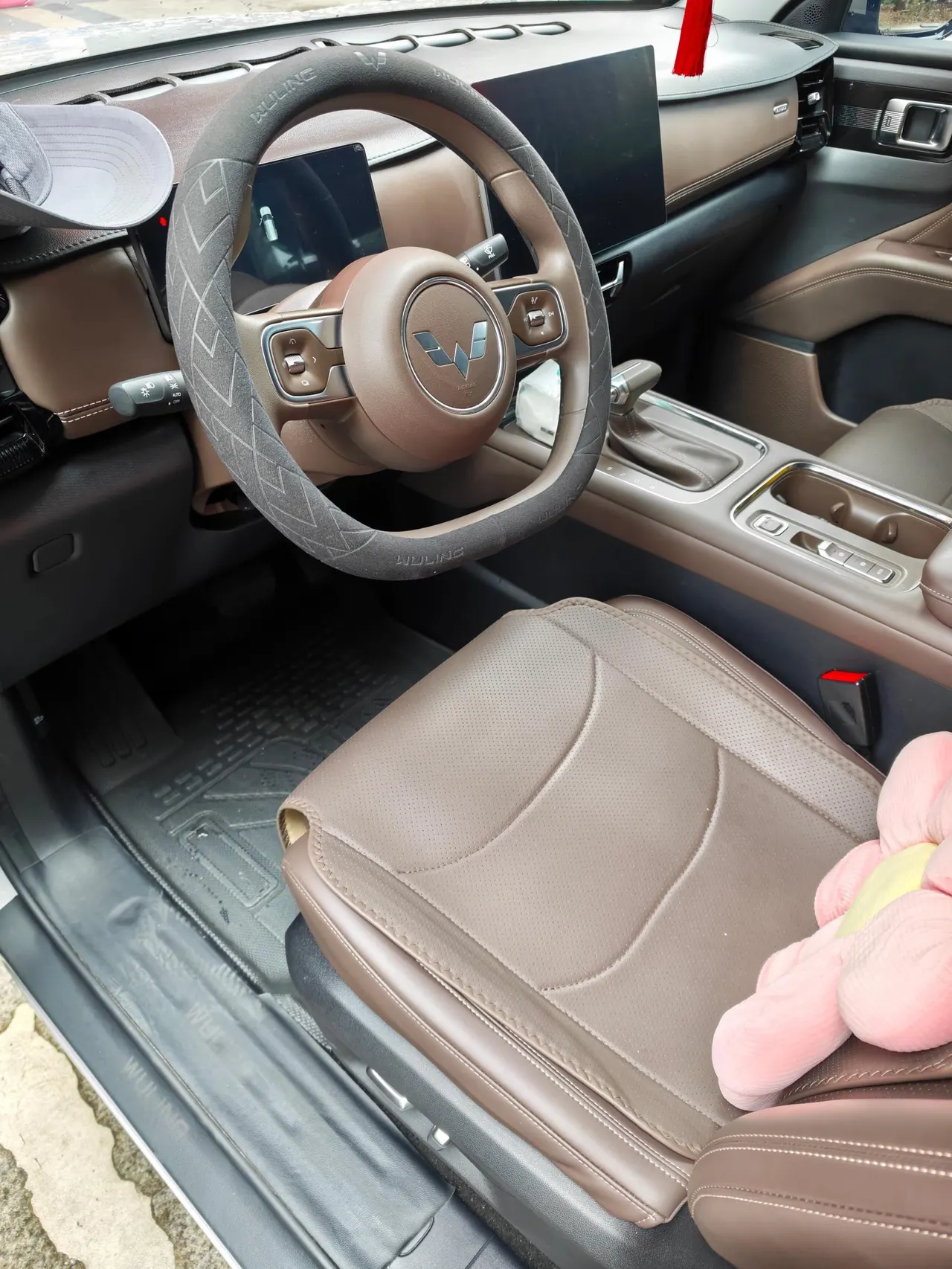 WuLing 2025 Starlight 730 1.5T CVT Elite Automatic Transmission 3