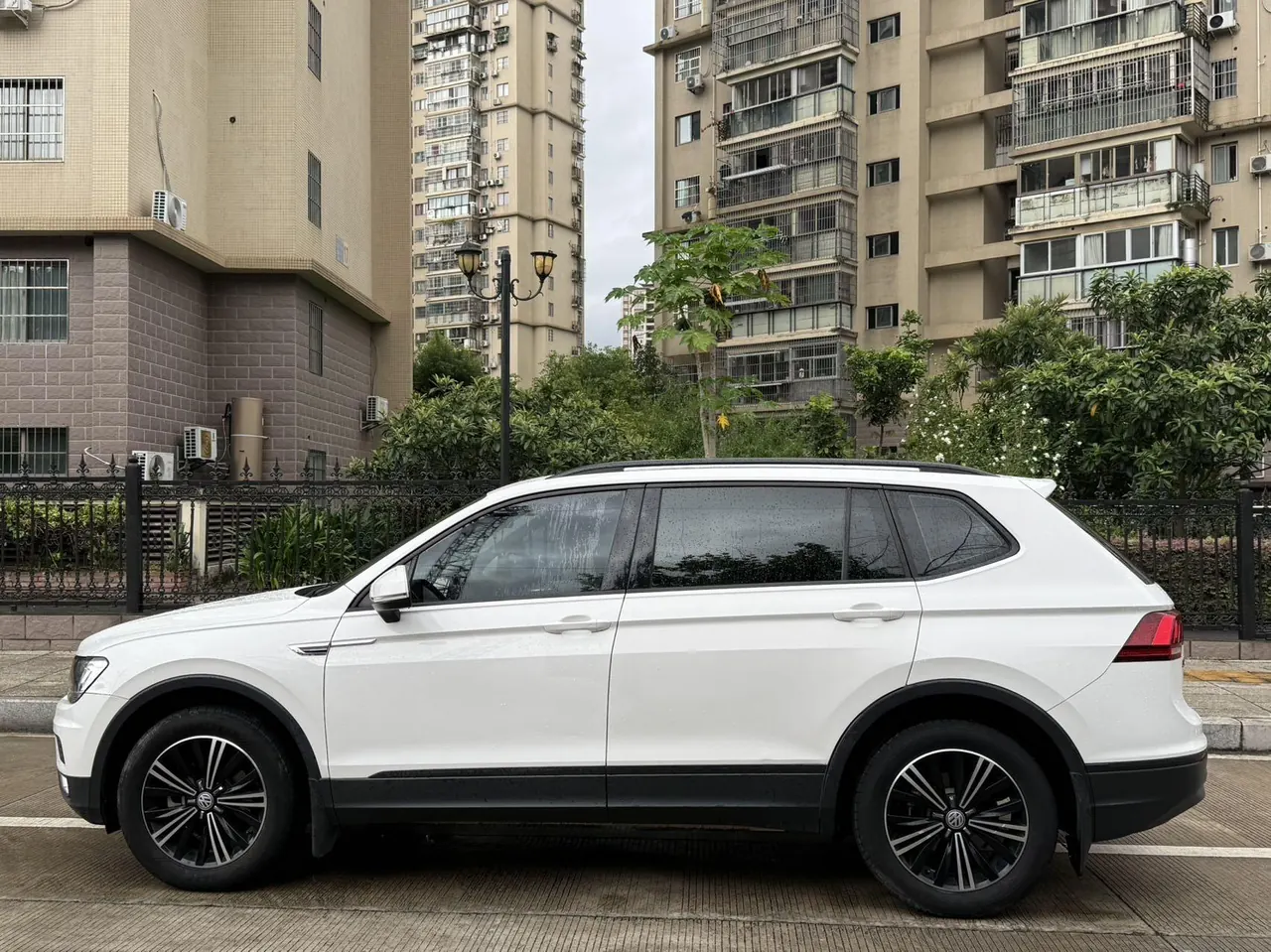 Volkswagen 2020 Tiguan L 2.0TSI 330TSI Two-Drive Fashion Edition Automatic Gear 8