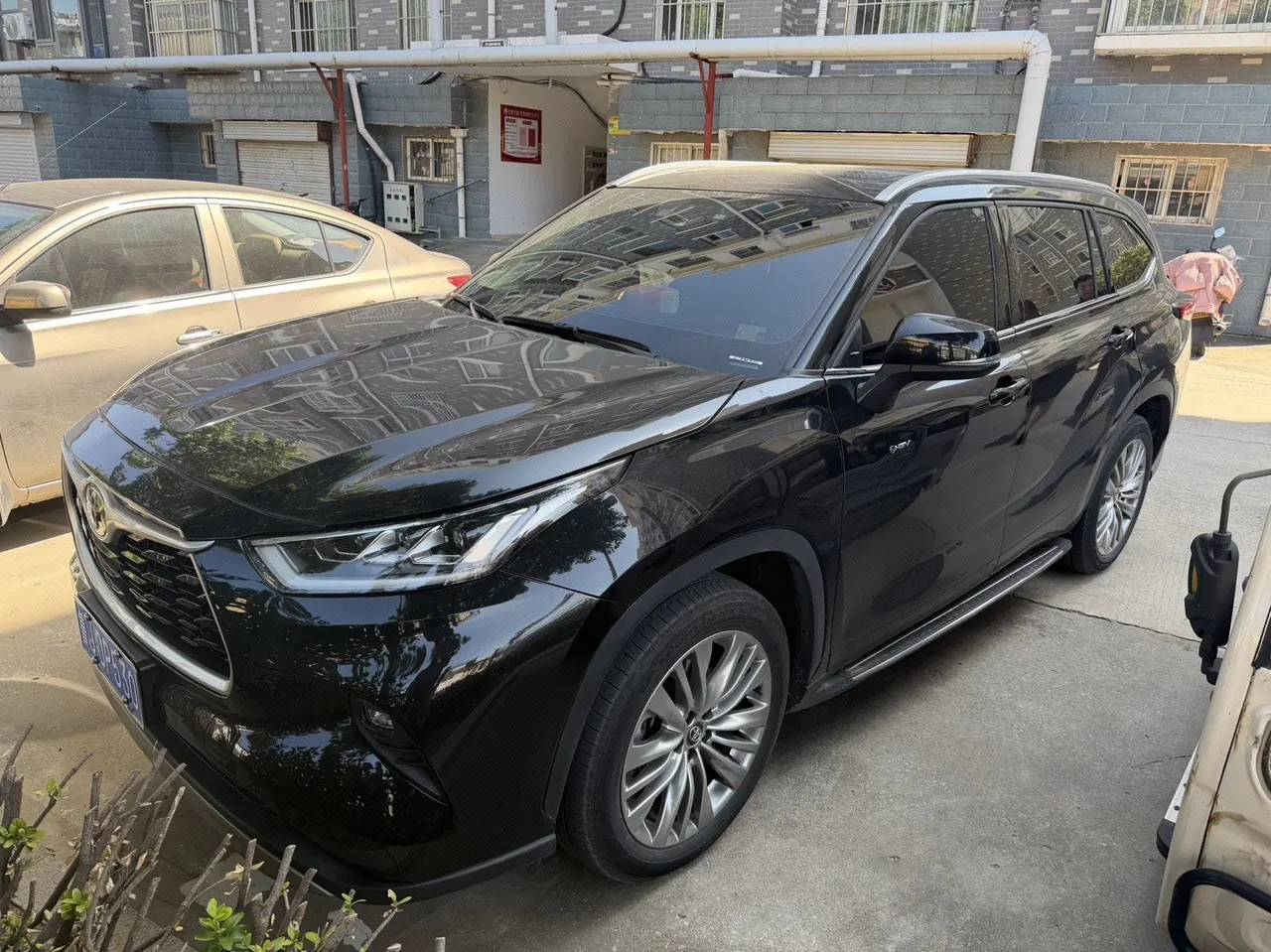 Toyota 2024 Highlander Dual Engine 2.5 Stepless Intelligent Electric Hybrid Four-wheel Drive Premium Edition 7-seat Automatic Transmission - View 1