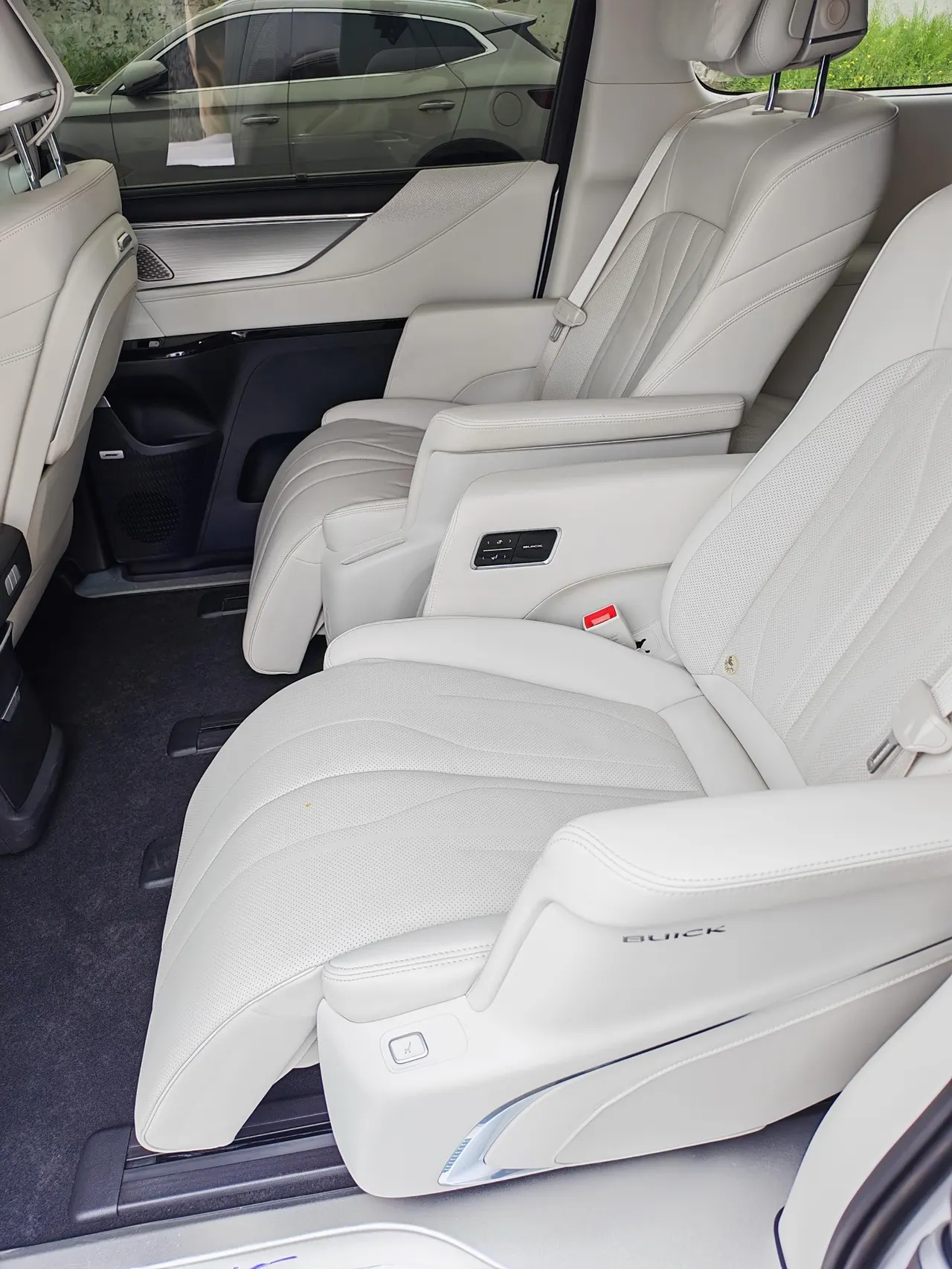 Buick 2024 GL8 Lu Zun PHEV 1.5T Exclusive Edition 7-seat Automatic Gear 2