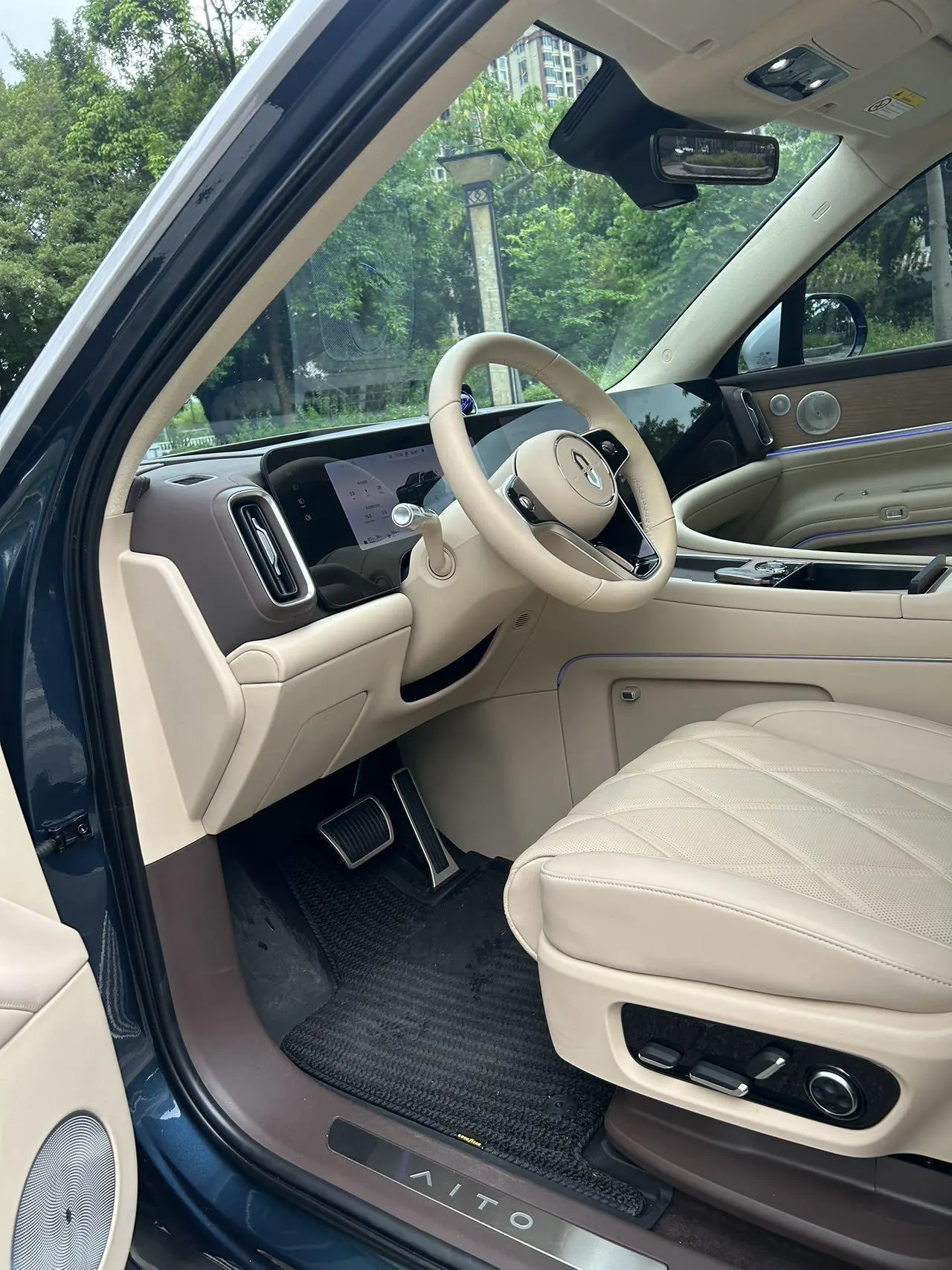 AITO 2025 AITO M9 extended range Ultra version 52kWh6 seat version automatic gear 6