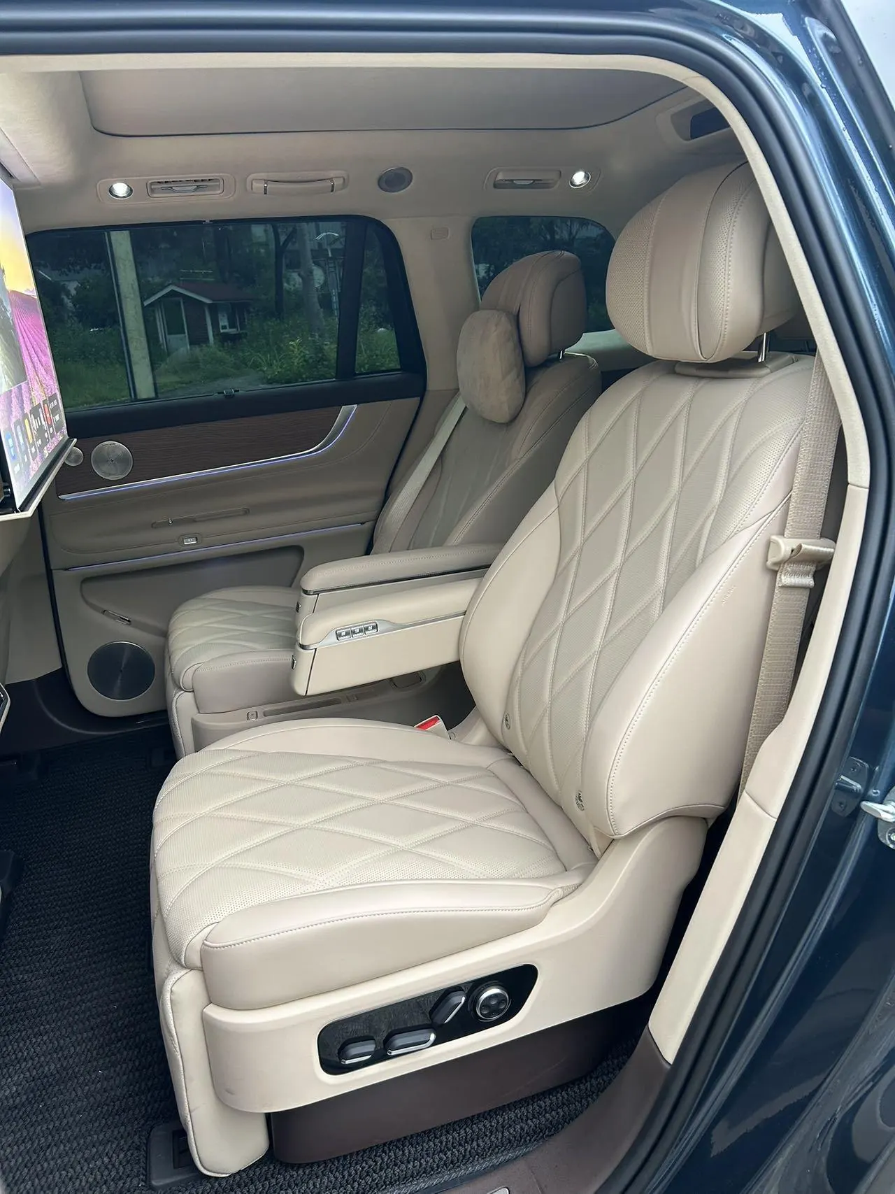 AITO 2025 AITO M9 extended range Ultra version 52kWh6 seat version automatic gear 8