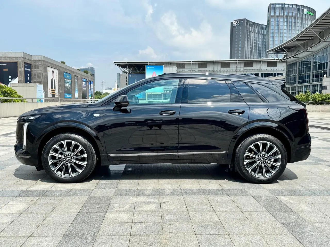 Cadillac 2025 XT5 48V 2.0T Luxury Automatic Gear 3