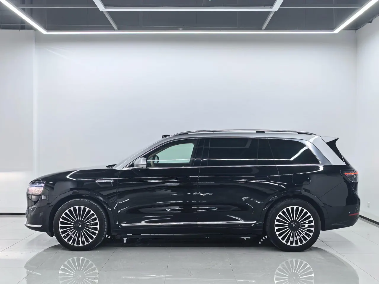AITO 2025 AITO M9 extended range Ultra version 52kWh6 seat version automatic gear 3