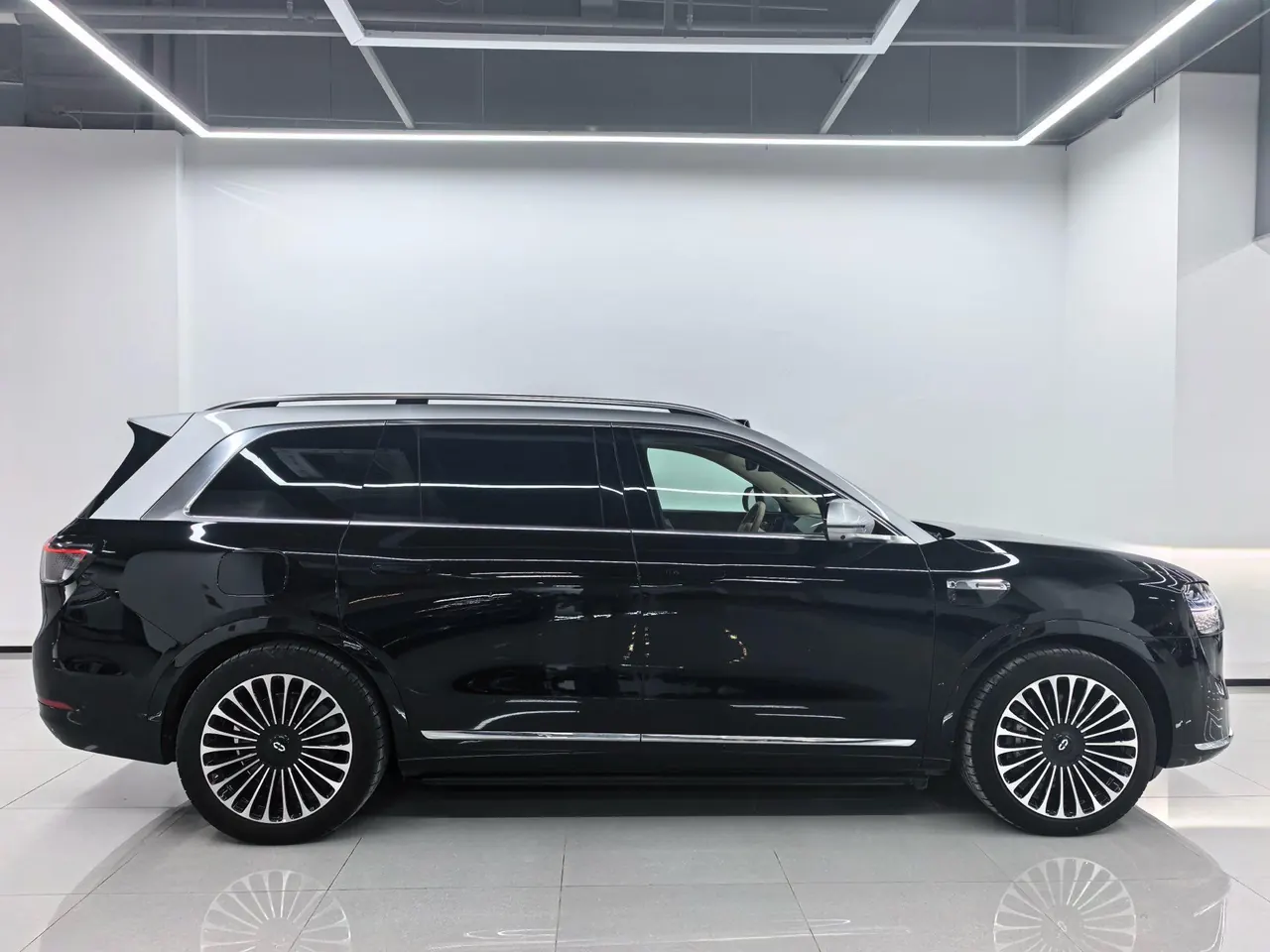 AITO 2025 AITO M9 extended range Ultra version 52kWh6 seat version automatic gear 4