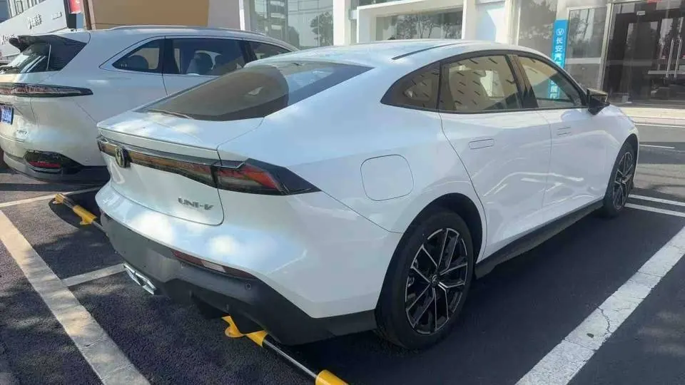 ChangAn 2024 UNI-V Zhidian iDD 1.5 Stepless Blue Whale 136km Zhiku Automatic Gear 3