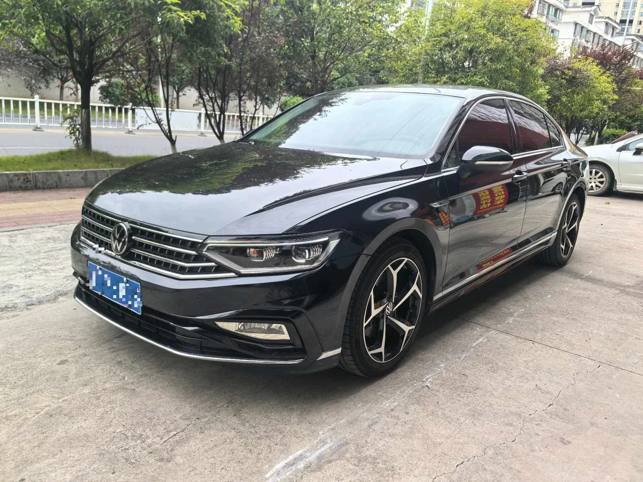 Open image lightbox: Volkswagen 2023 Magotan 2.0TSI 330TSI 2 million Commemorative Luxury Automatic Gear