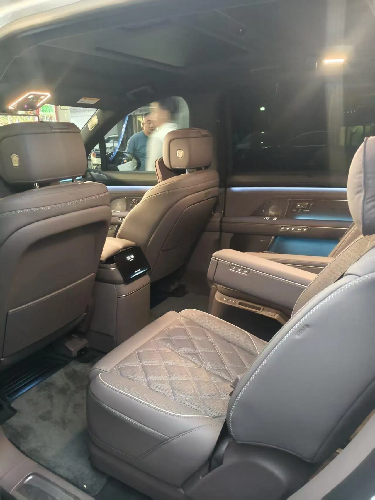 NIO 2026 ES8 6‑Seater Executive Signature Edition Automatic Transmission 5