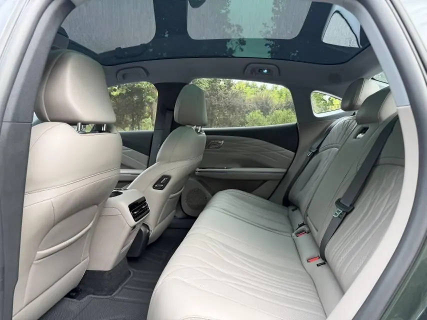 Geely Galaxy 2025 Xingyao 8 EM-i 1.5 130km Premium Edition Automatic Gear 6