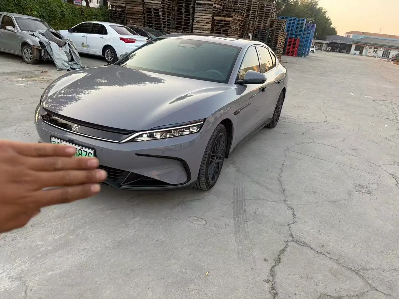打开图片灯箱:BYD 2026 Han EV Smart Driving Edition 705KM Flash Charge Honorable Automatic Gear