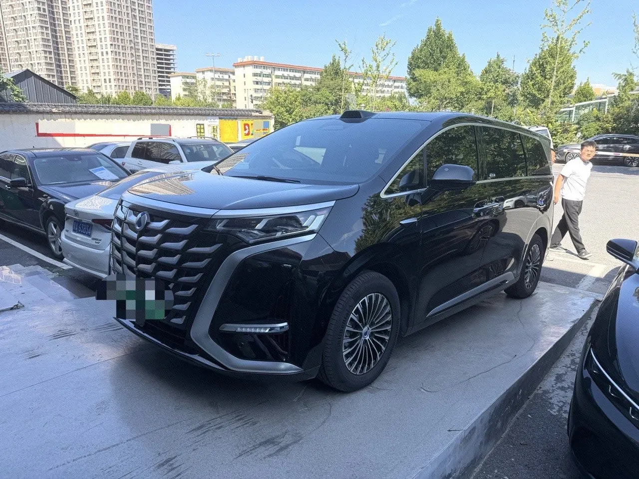 打开图片灯箱:Denza 2025 Denza D9 DM-i 1.5T stepless four-wheel drive automatic gear