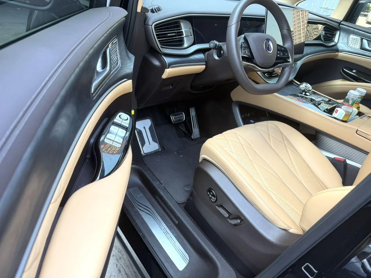 Denza 2025 Denza D9 DM-i 1.5T stepless four-wheel drive automatic gear 5