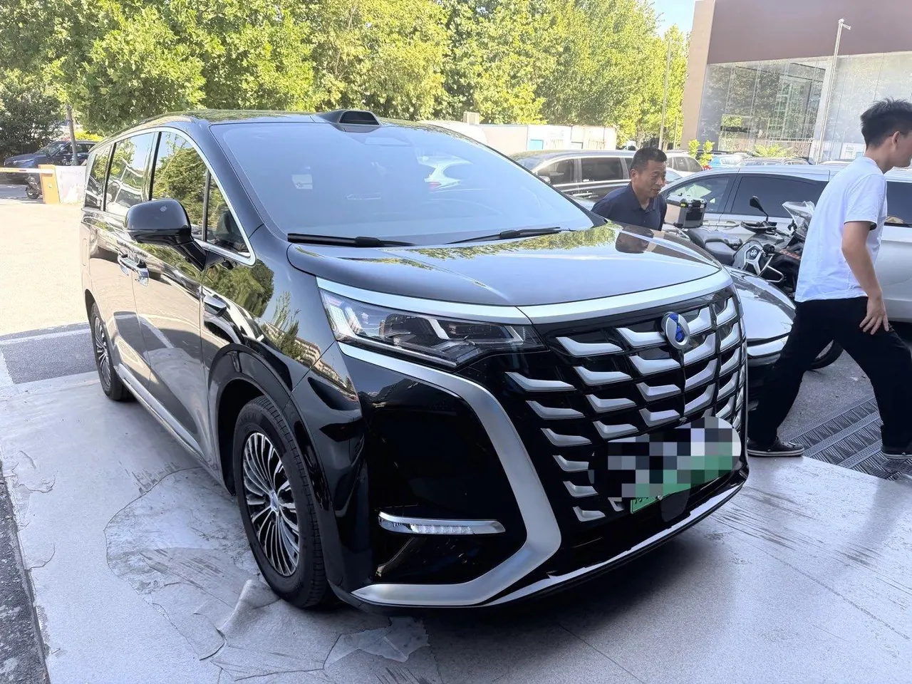 Denza 2025 Denza D9 DM-i 1.5T stepless four-wheel drive automatic gear 8