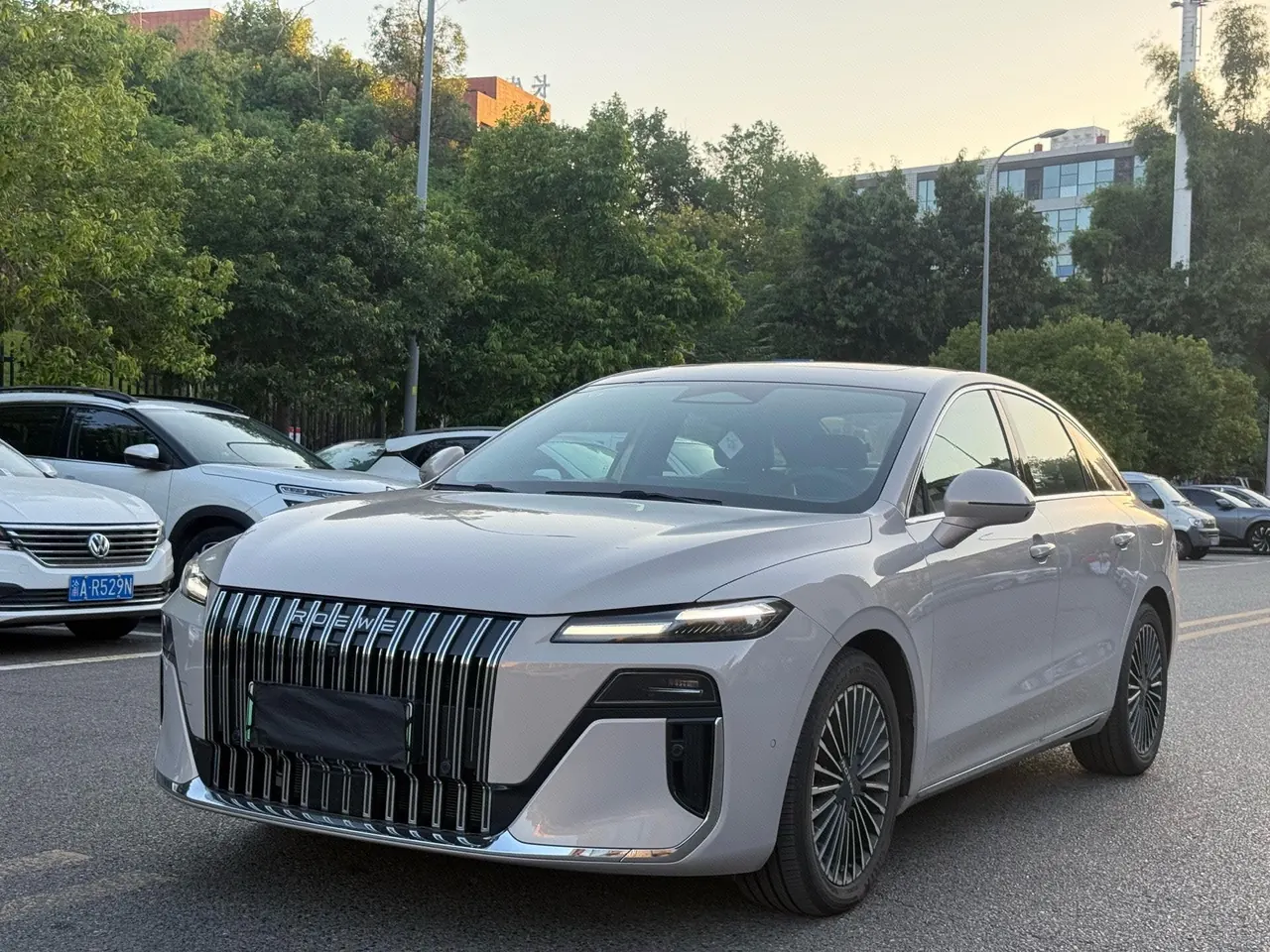 Roewe 2025 M7 DMH 1.5 160km Premium Edition Automatic Gear - View 1