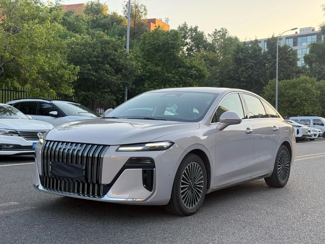 Roewe 2025 M7 DMH 1.5 160km Premium Edition Automatic Gear 3