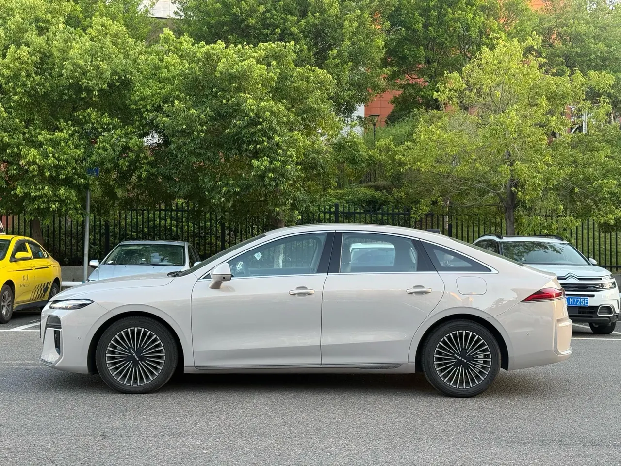 Roewe 2025 M7 DMH 1.5 160km Premium Edition Automatic Gear 5