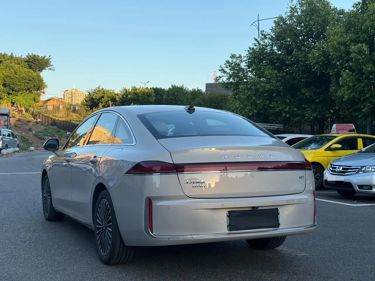 Roewe 2025 M7 DMH 1.5 160km Premium Edition Automatic Gear 7
