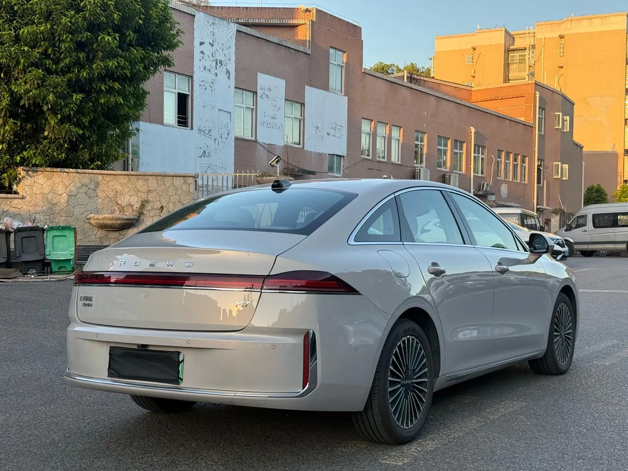 Roewe 2025 M7 DMH 1.5 160km Premium Edition Automatic Gear 8
