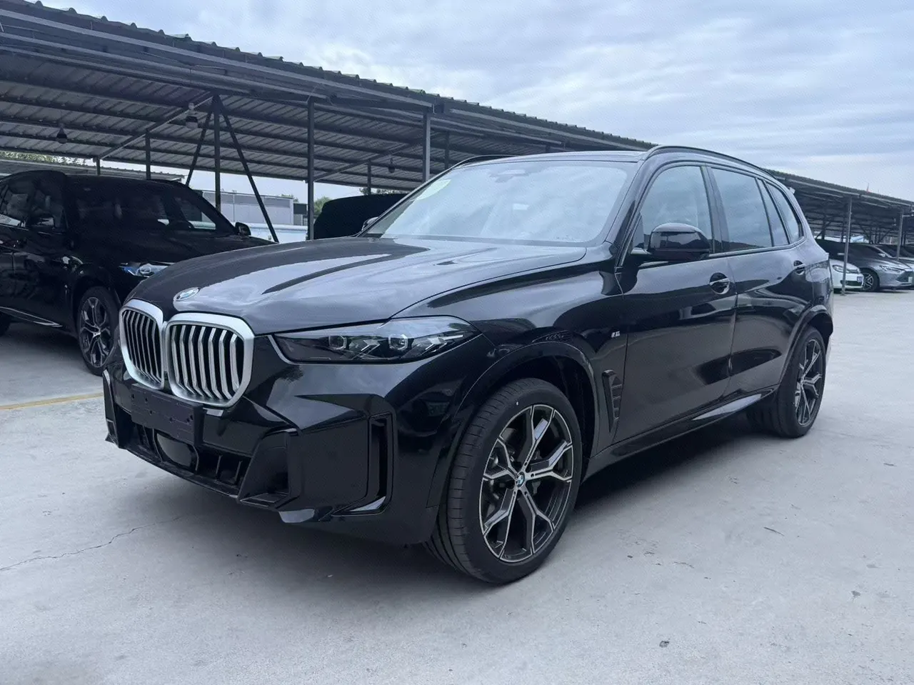 Open image lightbox: BMW 2026 X5 xDrive30Li 48V 2.0T exclusive m sports obsidian night suit automatic gear