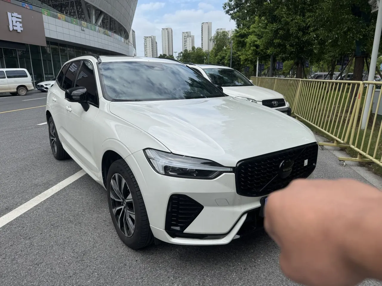 Volvo 2025 XC60 48V 2.0T B5 4WD Zhiyuan Sports Edition Automatic Gear 2