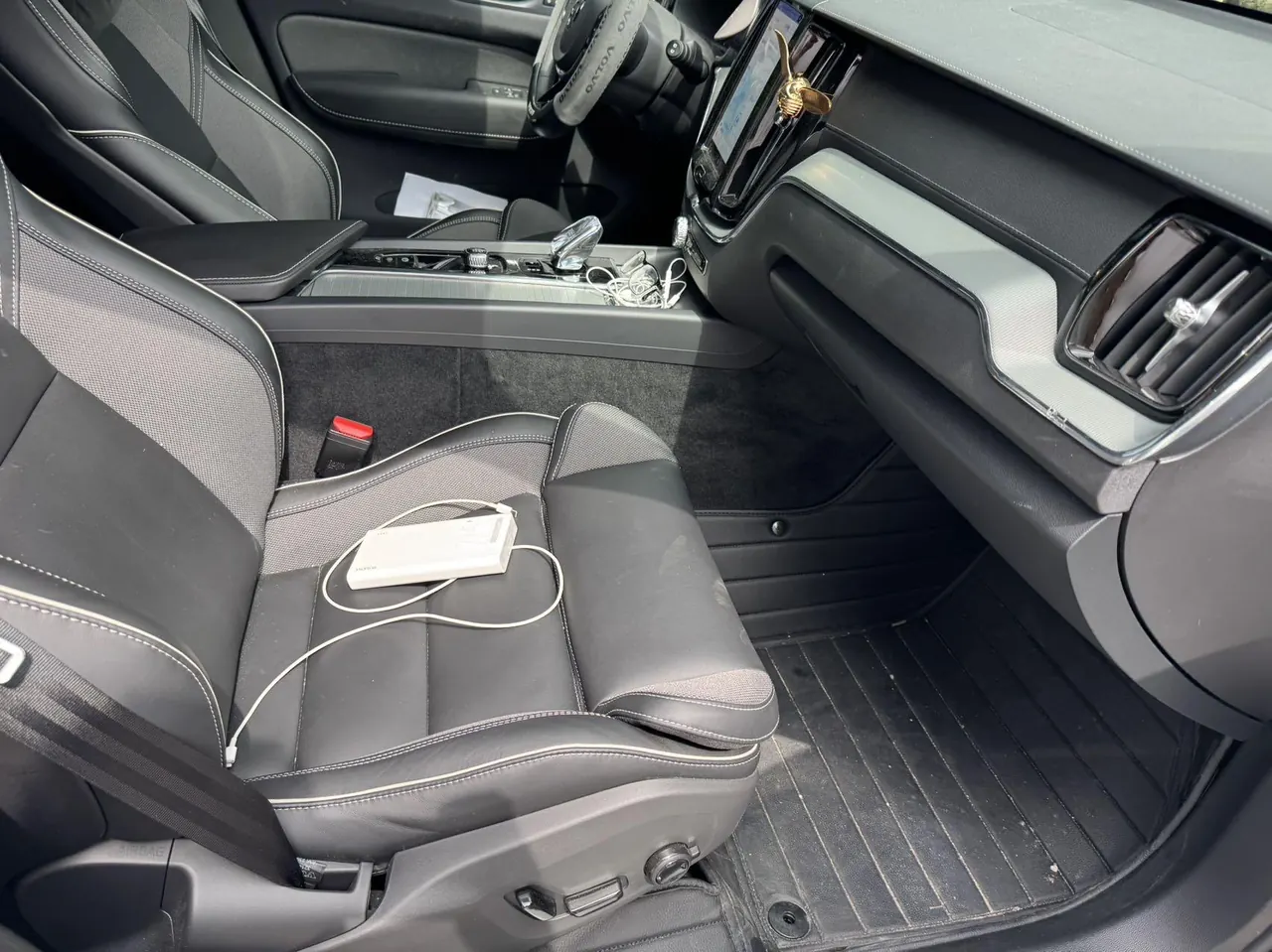 Volvo 2025 XC60 48V 2.0T B5 4WD Zhiyuan Sports Edition Automatic Gear 5